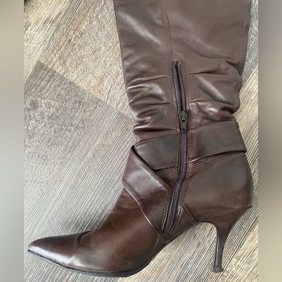 Emu leather 2 inch 6.5 size heel with side zipper - Picture 2 of 3